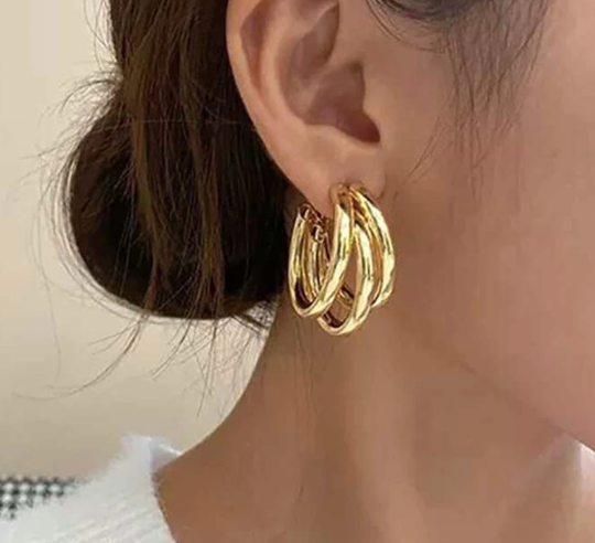 Round gold classic earrings