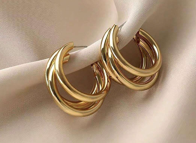 Round gold classic earrings